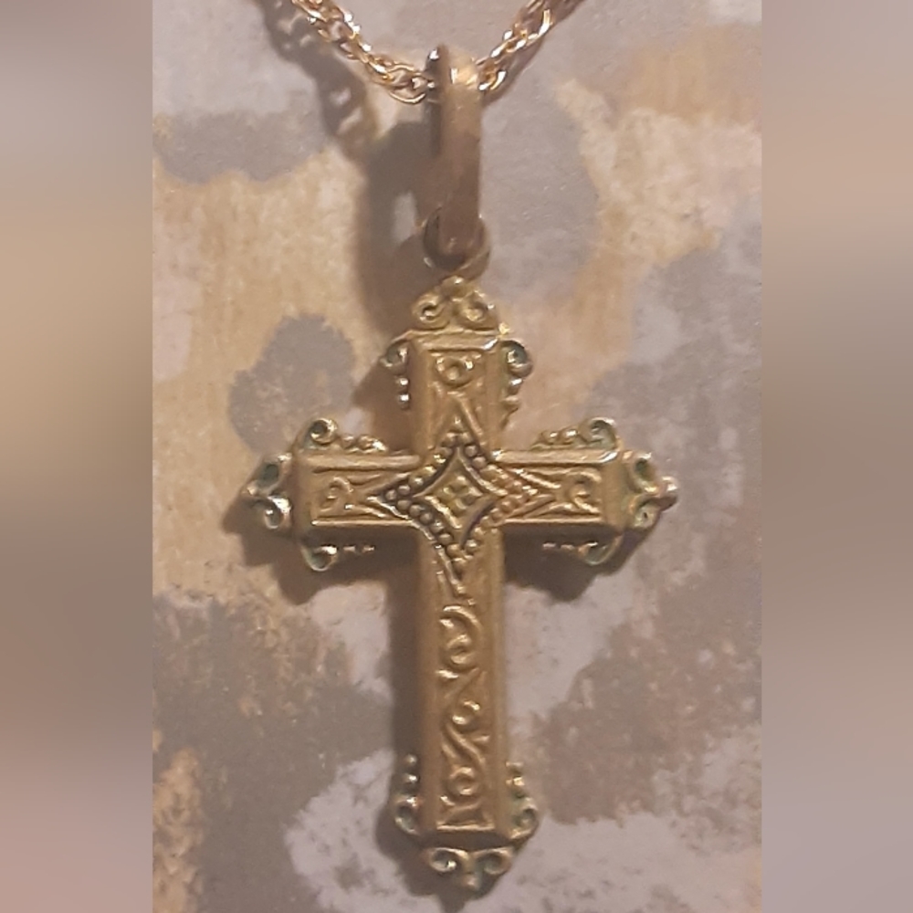 c1900 10kgf CROSS PENDANT on l2kgf Chain 18"